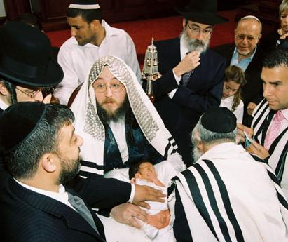 Rabbi(s), onlookers crowded around exposed baby